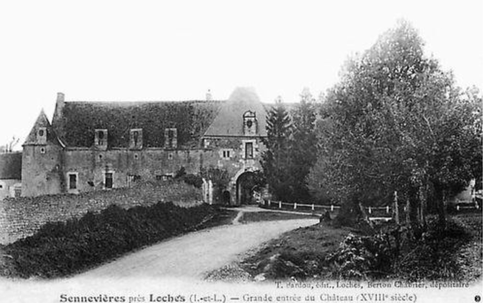 Carte postale ancienne : la grande entrée du château de Sennevières, début du XXᵉ siècle
